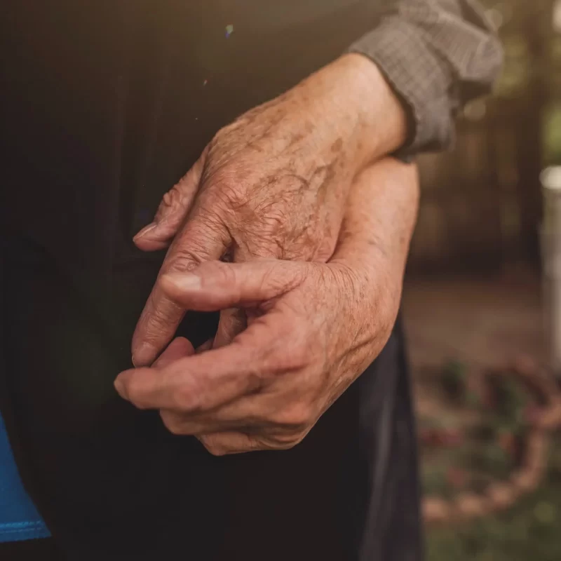 elderly-couple-holding-hands